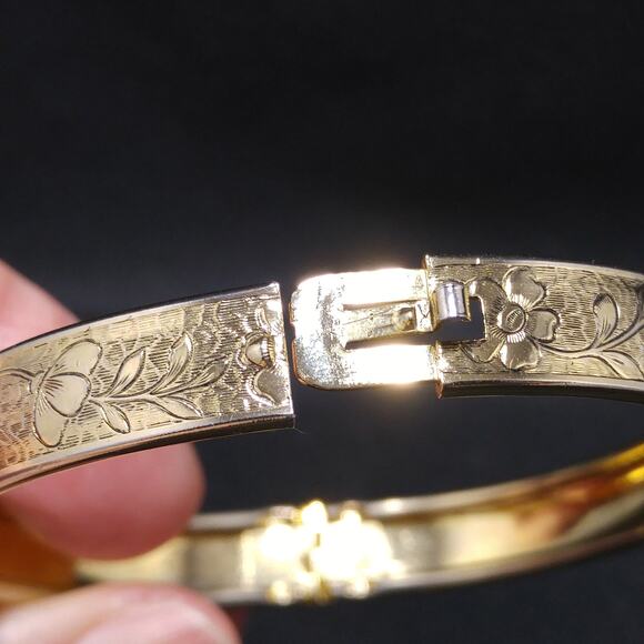 Vintage Floral Porcelain Hinged Bracelet, Repousse Gold Plated, 1950s - Picture 5 of 10